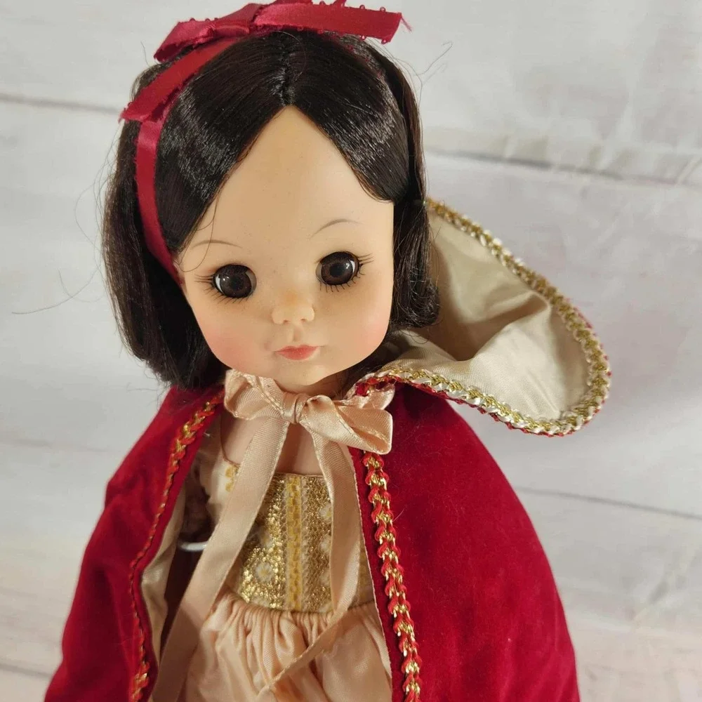Madame Alexander Snow White‎ Doll Red Cape Gold Dress